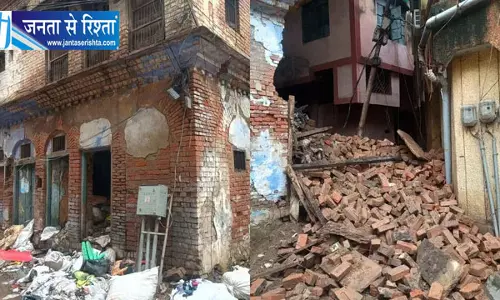 कानपुर में बारिश के बीच जर्जर मकान ढहा सड़क पर फैला मलबा बड़ा हादसा टला