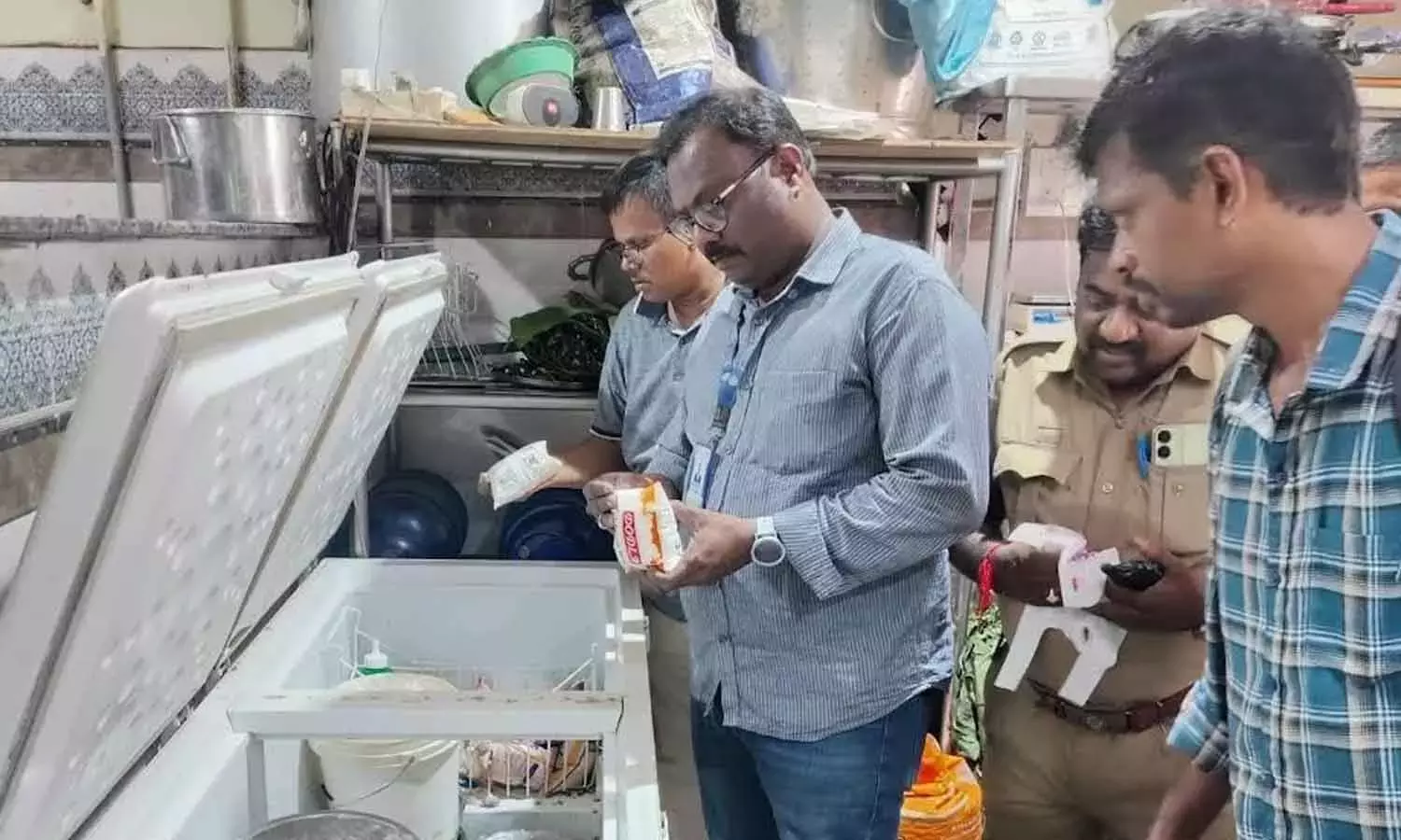 Andhra: SHE टीमें गजुवाका में होटलों का निरीक्षण करती हैं Andhra: SHE टीमें गजुवाका में होटलों का निरीक्षण करती हैं
