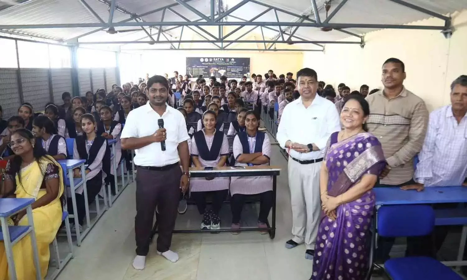 Andhra: राष्ट्रीय सर्वश्रेष्ठ शिक्षक पुरस्कार विजेता छात्रों से बातचीत करते हैं Andhra: राष्ट्रीय सर्वश्रेष्ठ शिक्षक पुरस्कार विजेता छात्रों से बातचीत करते हैं
