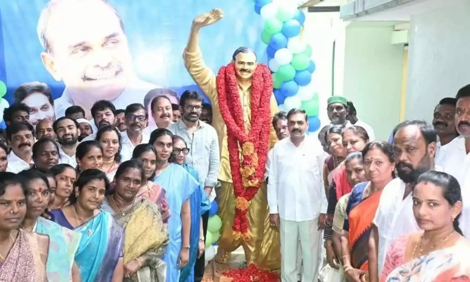 YSRCP नेताओं ने वाईएसआर प्रतिमा पर अनोखा जलाभिषेकम किया