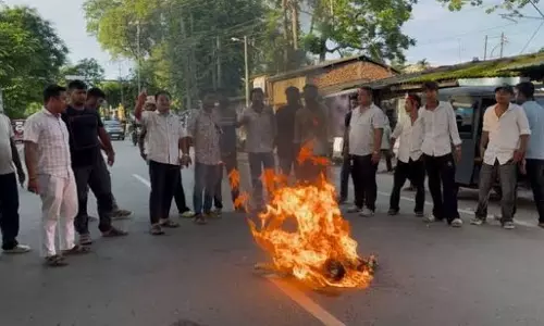 सोनापुर टोल विवाद: AJYCP ने फूंका असम पुलिस का पुतला सोनापुर टोल विवाद: AJYCP ने फूंका असम पुलिस का पुतला