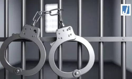 नवादा पुलिस की हत्या मामले में बड़ी कार्रवाई, मुख्य आरोपी के घर छापेमारी, दो गिरफ्तार नवादा पुलिस की हत्या मामले में बड़ी कार्रवाई, मुख्य आरोपी के घर छापेमारी, दो गिरफ्तार