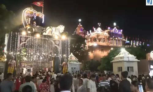 जन्माष्टमी से पहले श्रीकृष्ण जन्मभूमि में उमड़ा आस्था का सैलाब जन्माष्टमी से पहले श्रीकृष्ण जन्मभूमि में उमड़ा आस्था का सैलाब