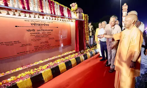 मथुरा में योगी का बड़ा तोहफा कान्हा भक्ति स्तंभ का किया लोकार्पण मथुरा में योगी का बड़ा तोहफा कान्हा भक्ति स्तंभ का किया लोकार्पण