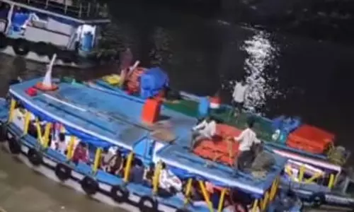 गेटवे ऑफ इंडिया के पास अरब सागर में फेरी बोट खराब, 38 लोगों की अटकी सांसें गेटवे ऑफ इंडिया के पास अरब सागर में फेरी बोट खराब, 38 लोगों की अटकी सांसें