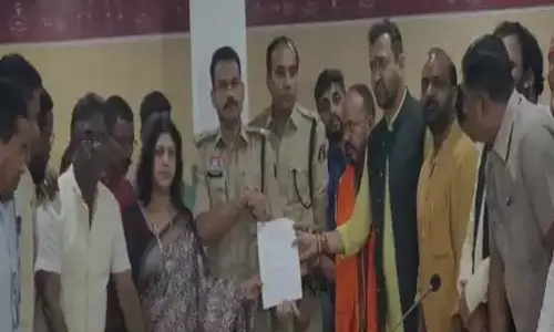 रायपुर में जलभराव पर युवक का वीडियो वायरल, महापौर पर आपत्तिजनक टिप्पणी को लेकर FIR की मांग रायपुर में जलभराव पर युवक का वीडियो वायरल, महापौर पर आपत्तिजनक टिप्पणी को लेकर FIR की मांग