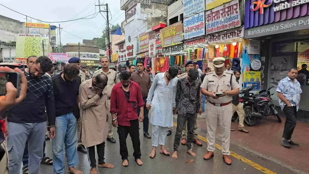 बिलासपुर हिंसा: अब तक 20 आरोपी पुलिस की गिरफ्त में, मास्टरमाइंड का कट्टा लहराते VIDEO वायरल बिलासपुर हिंसा: अब तक 20 आरोपी पुलिस की गिरफ्त में, मास्टरमाइंड का कट्टा लहराते VIDEO वायरल
