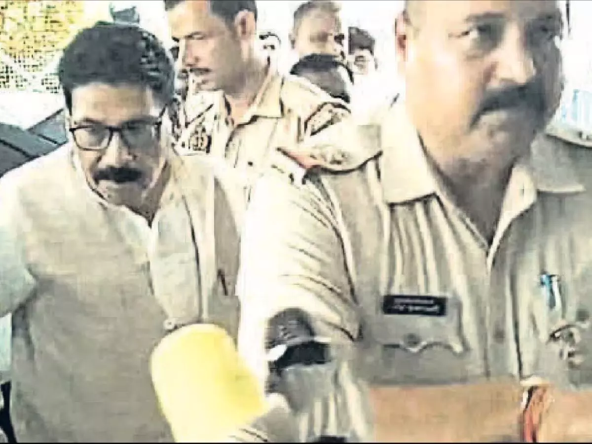 गोरखपुर में जमीन कब्जे को लेकर बवाल सपा नेता जफर अमीन डक्कू गिरफ्तार गोरखपुर में जमीन कब्जे को लेकर बवाल सपा नेता जफर अमीन डक्कू गिरफ्तार