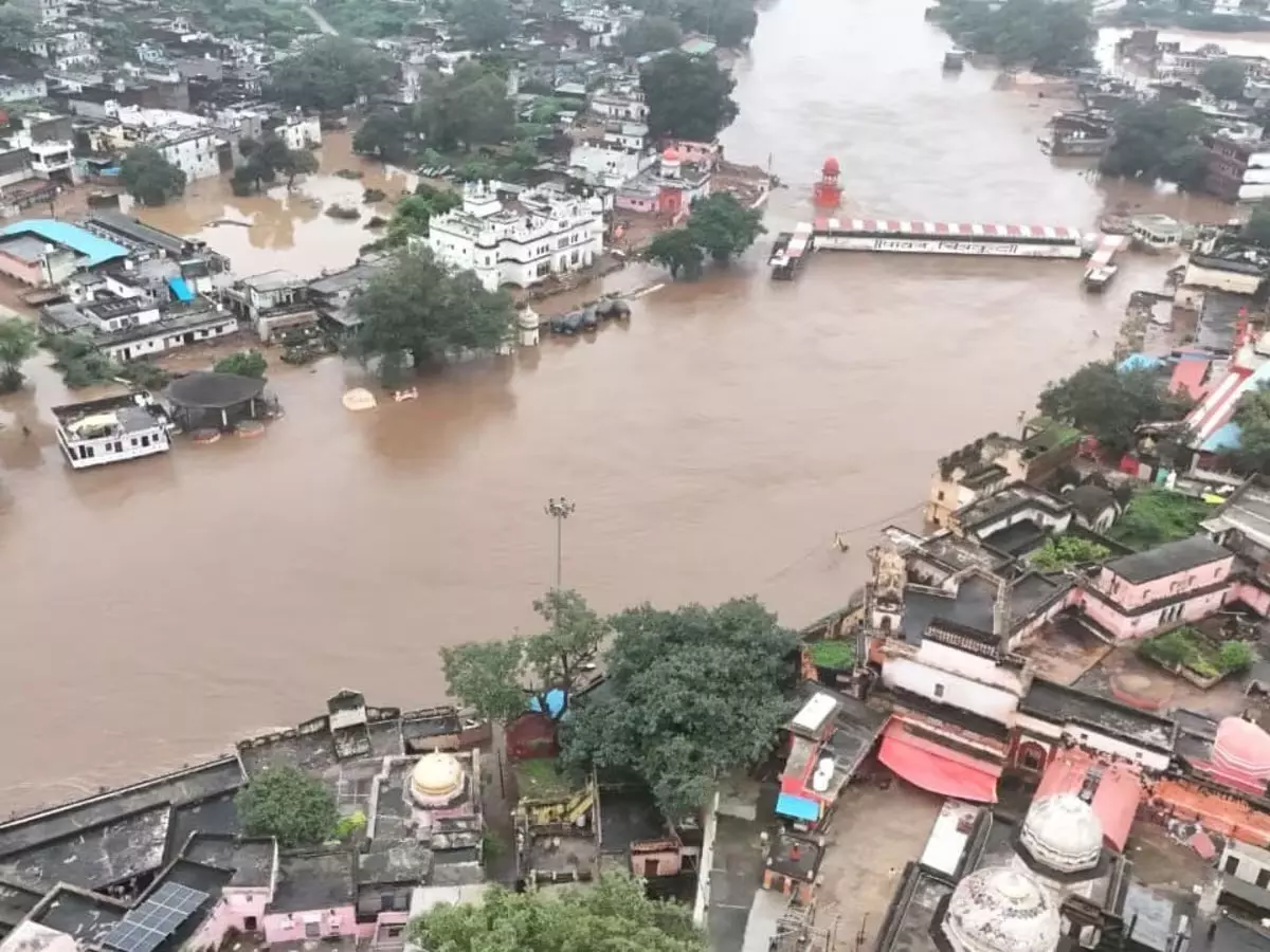 मंदाकिनी की प्रलयकारी बाढ़ से चित्रकूट बना जलनगरी 400 दुकानें और 200 घर डूबे मंदाकिनी की प्रलयकारी बाढ़ से चित्रकूट बना जलनगरी 400 दुकानें और 200 घर डूबे