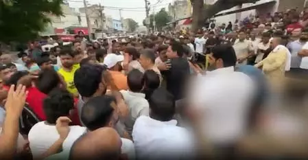 प्रॉपर्टी डीलर की हत्या, तीन हमलावरों ने जिम के बाहर मारी गोली प्रॉपर्टी डीलर की हत्या, तीन हमलावरों ने जिम के बाहर मारी गोली