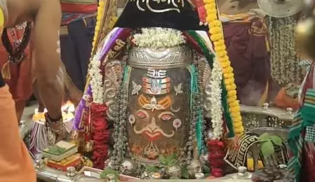 वैष्णव तिलक और बेल पत्रों से सजे बाबा महाकाल, भस्म आरती में उमड़ा श्रद्धालुओं का सैलाब वैष्णव तिलक और बेल पत्रों से सजे बाबा महाकाल, भस्म आरती में उमड़ा श्रद्धालुओं का सैलाब