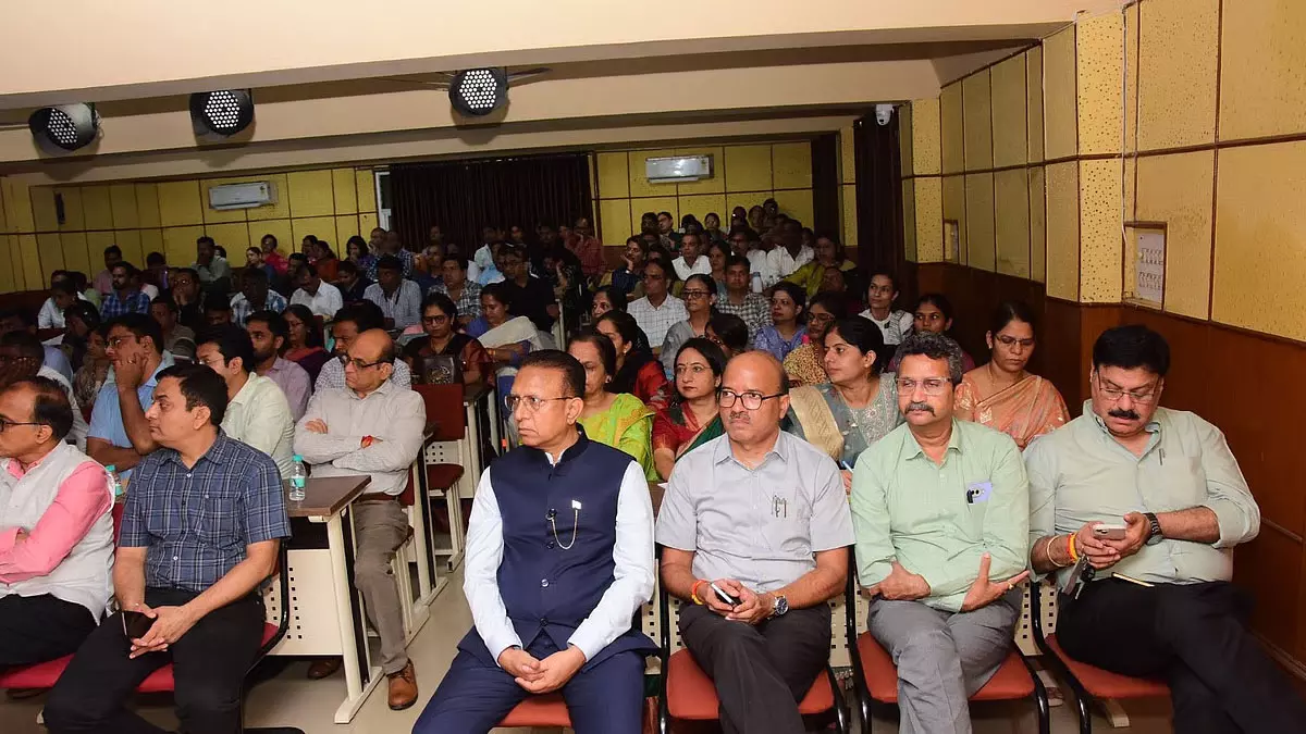 DAVV में MOOCs को लेकर राष्ट्रीय कार्यशाला 110 फैकल्टी सदस्यों ने लिया हिस्सा DAVV में MOOCs को लेकर राष्ट्रीय कार्यशाला 110 फैकल्टी सदस्यों ने लिया हिस्सा