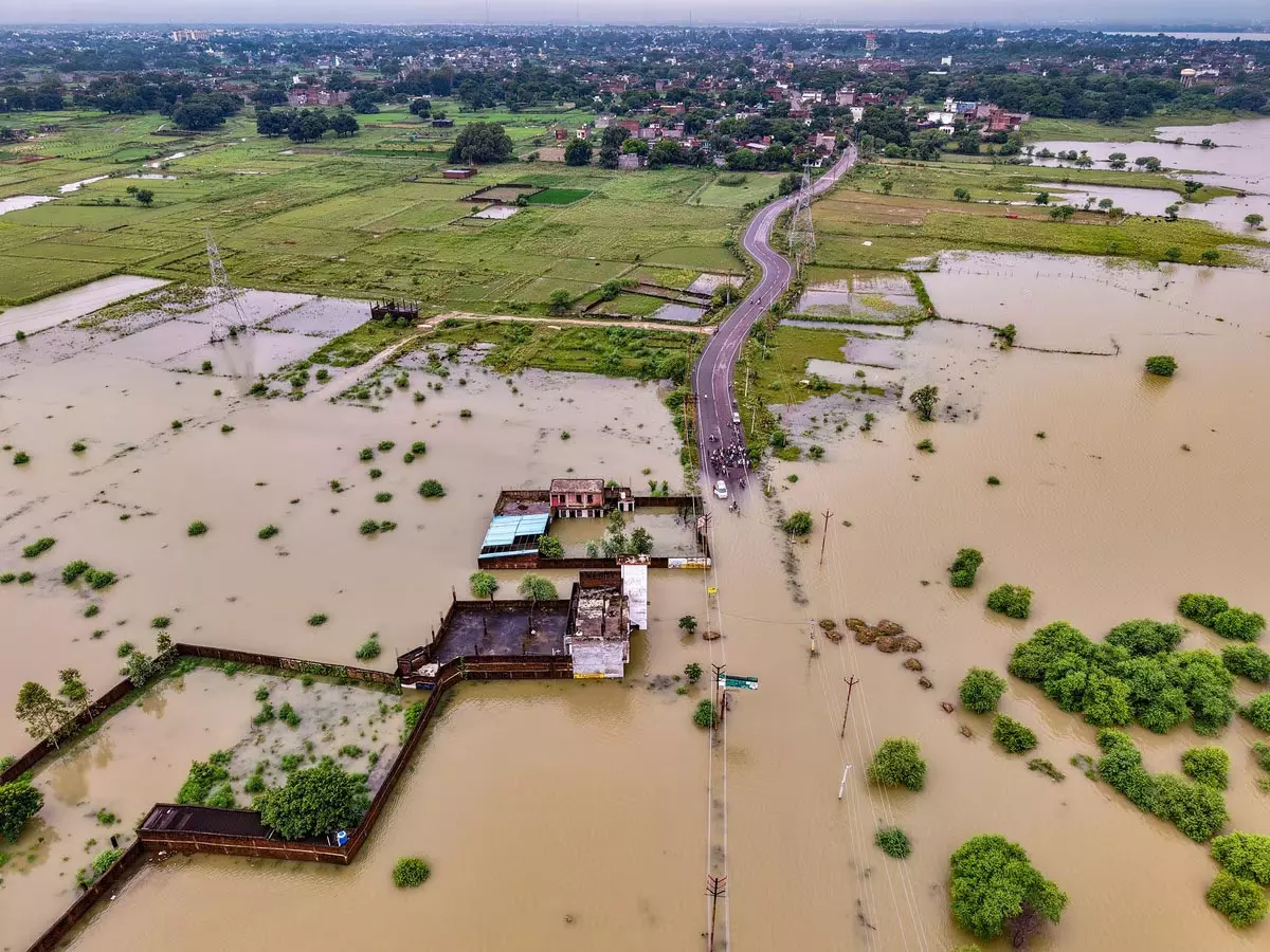 लगातार बारिश से बढ़ी बाढ़ की चिंता लगातार बारिश से बढ़ी बाढ़ की चिंता