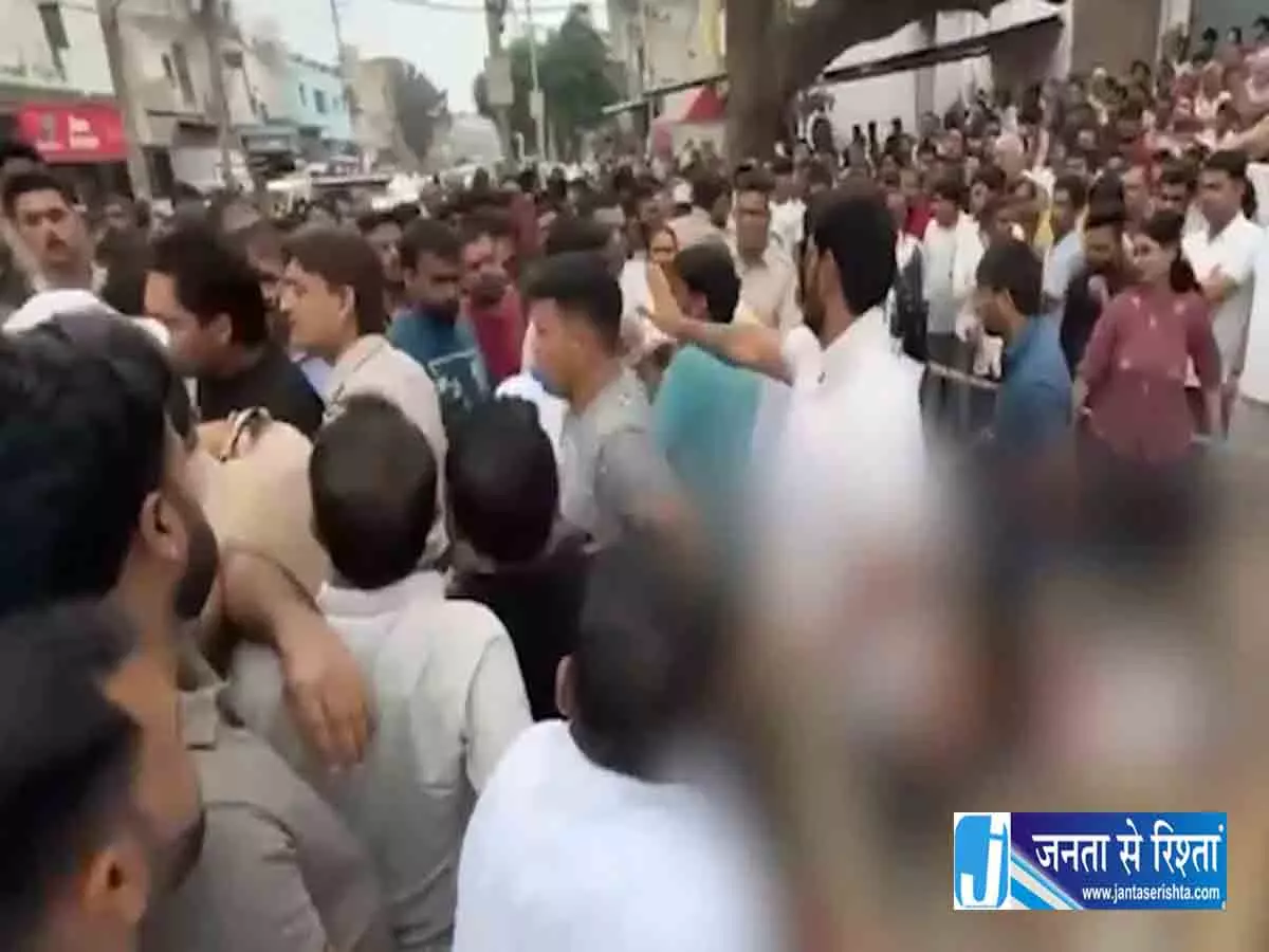 Delhi के नरेला में जिम के बाहर प्रॉपर्टी डीलर की गोली मारकर हत्या Delhi के नरेला में जिम के बाहर प्रॉपर्टी डीलर की गोली मारकर हत्या