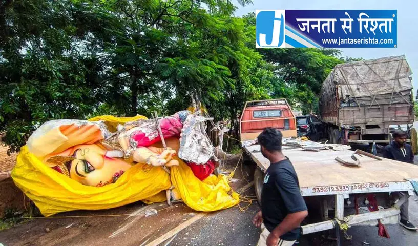 गजवेल के पास हादसे में गणेश प्रतिमा क्षतिग्रस्त गजवेल के पास हादसे में गणेश प्रतिमा क्षतिग्रस्त