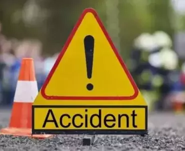 ओवरटेक के प्रयास में बाइक ट्रक से टकराई युवती की मौत हादसे के बाद मचा हड़कंप ओवरटेक के प्रयास में बाइक ट्रक से टकराई युवती की मौत हादसे के बाद मचा हड़कंप