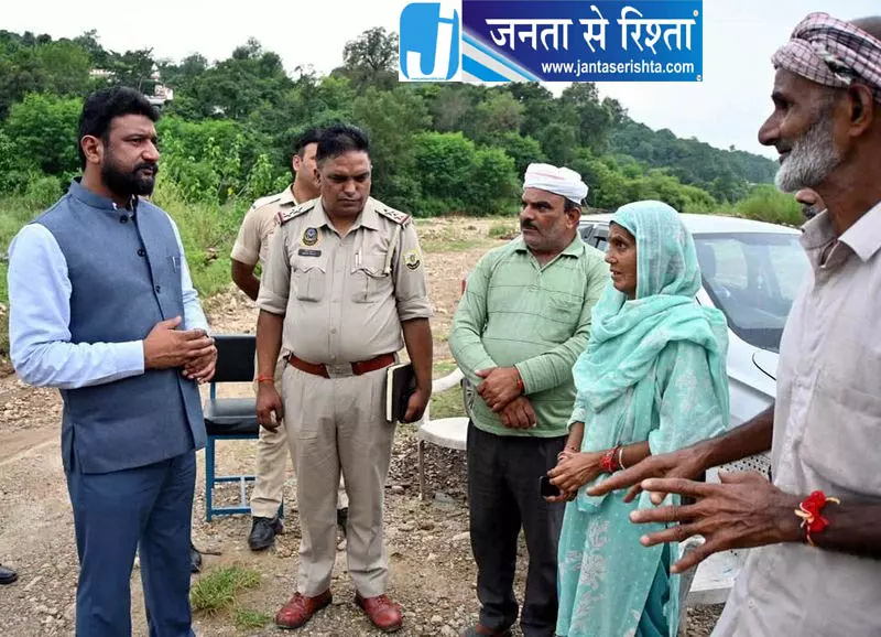 नूरपुर में उत्पीड़ित परिवार से मिले आयोग सदस्य नूरपुर में उत्पीड़ित परिवार से मिले आयोग सदस्य