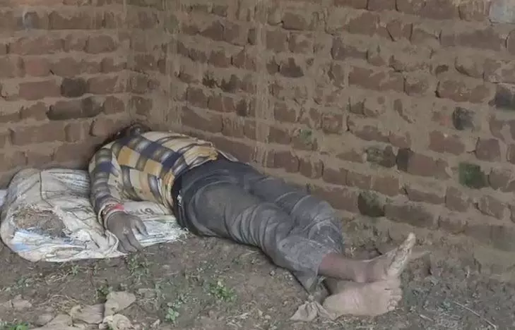 गांव के सुनसान कमरे में शव मिलने से फैली सनसनी गांव के सुनसान कमरे में शव मिलने से फैली सनसनी