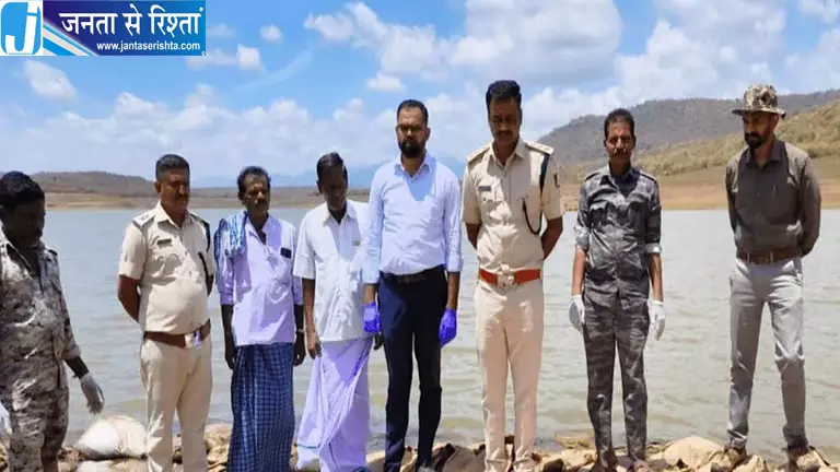 जंगल में हिरण का शिकार राइफल और मांस बरामद जंगल में हिरण का शिकार राइफल और मांस बरामद
