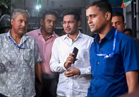 पश्चिम बंगाल में कानून-व्यवस्था को लेकर टीएमसी ने राष्ट्रपति और राज्यपाल से मांगा मिलने का समय पश्चिम बंगाल में कानून-व्यवस्था को लेकर टीएमसी ने राष्ट्रपति और राज्यपाल से मांगा मिलने का समय