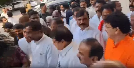 तेलंगाना सचिवालय के बाहर प्रदर्शन के दौरान भाजपा प्रदेश अध्यक्ष रामचंदर राव हिरासत में लिए गए तेलंगाना सचिवालय के बाहर प्रदर्शन के दौरान भाजपा प्रदेश अध्यक्ष रामचंदर राव हिरासत में लिए गए