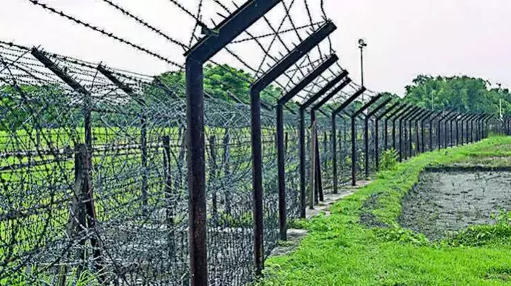 Tripura: बांग्लादेश सीमा पर 805 किमी लगी बाड़, 50 किमी काम बाकी Tripura: बांग्लादेश सीमा पर 805 किमी लगी बाड़, 50 किमी काम बाकी