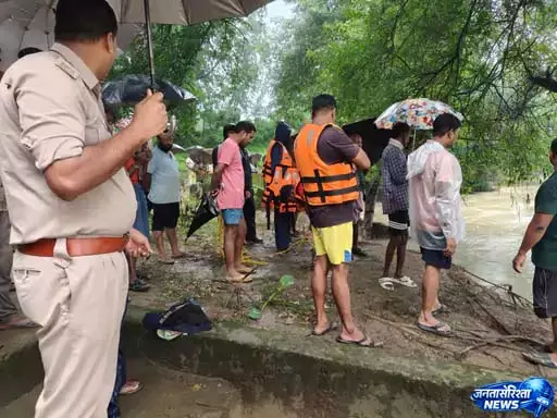 एनीकट में नहाना पड़ा भारी, 15 वर्षीय युवक हसदेव नदी में बहा एनीकट में नहाना पड़ा भारी, 15 वर्षीय युवक हसदेव नदी में बहा