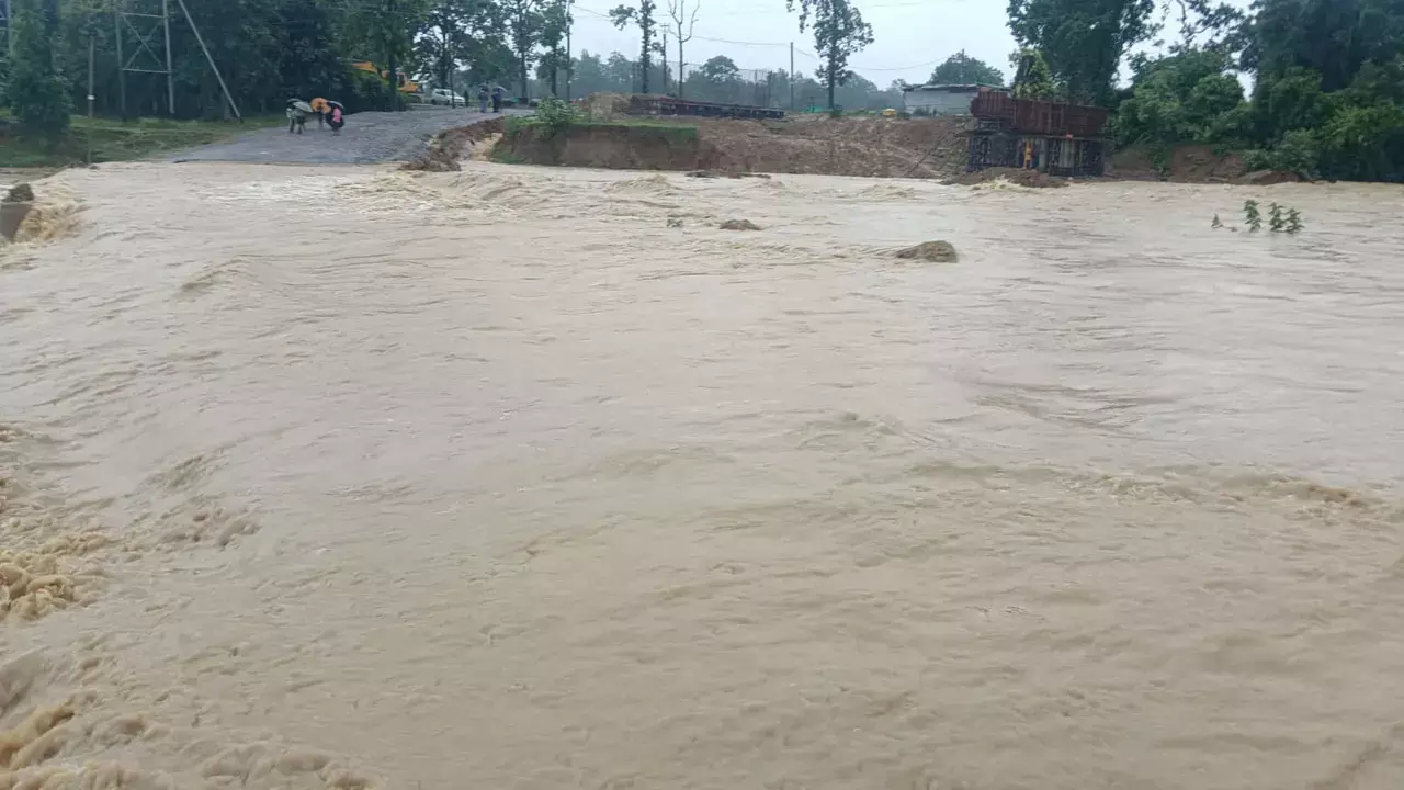 ओडिशा बाढ़ पर प्रशासन की नजर जारी ओडिशा बाढ़ पर प्रशासन की नजर जारी