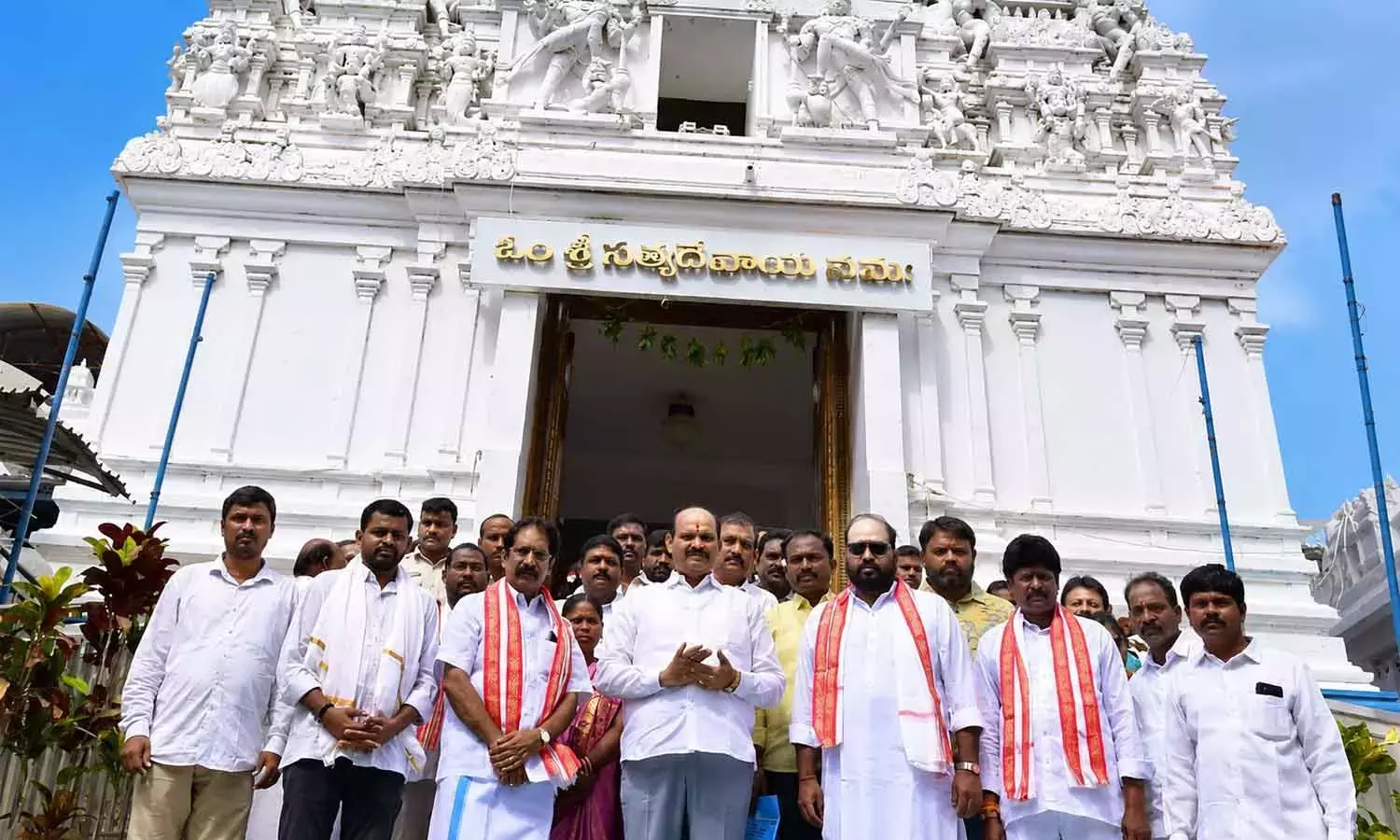 Andhra: मंत्री कोलुसु पार्थसारथी ने अन्नवरम मंदिर का दौरा किया Andhra: मंत्री कोलुसु पार्थसारथी ने अन्नवरम मंदिर का दौरा किया