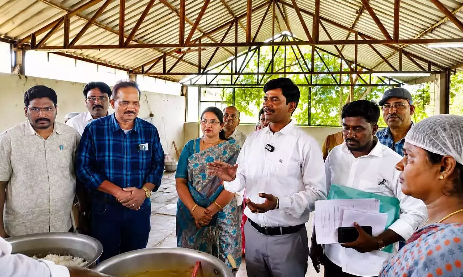 Andhra: खाद्य आयोग के सदस्य ने मिड-डे मील की समीक्षा की Andhra: खाद्य आयोग के सदस्य ने मिड-डे मील की समीक्षा की