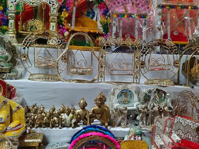 Jaipur: जन्माष्टमी से पहले बाजारों में बढ़ी चहल-पहल, लड्डू गोपाल के श्रृंगार की मांग तेज Jaipur: जन्माष्टमी से पहले बाजारों में बढ़ी चहल-पहल, लड्डू गोपाल के श्रृंगार की मांग तेज