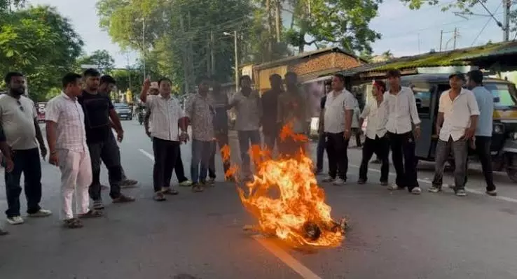 सोनापुर टोल विवाद: AJYCP ने फूंका असम पुलिस का पुतला सोनापुर टोल विवाद: AJYCP ने फूंका असम पुलिस का पुतला