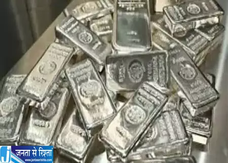 त्योहार से पहले चांदी महंगी ग्राहकों को लगा झटका त्योहार से पहले चांदी महंगी ग्राहकों को लगा झटका