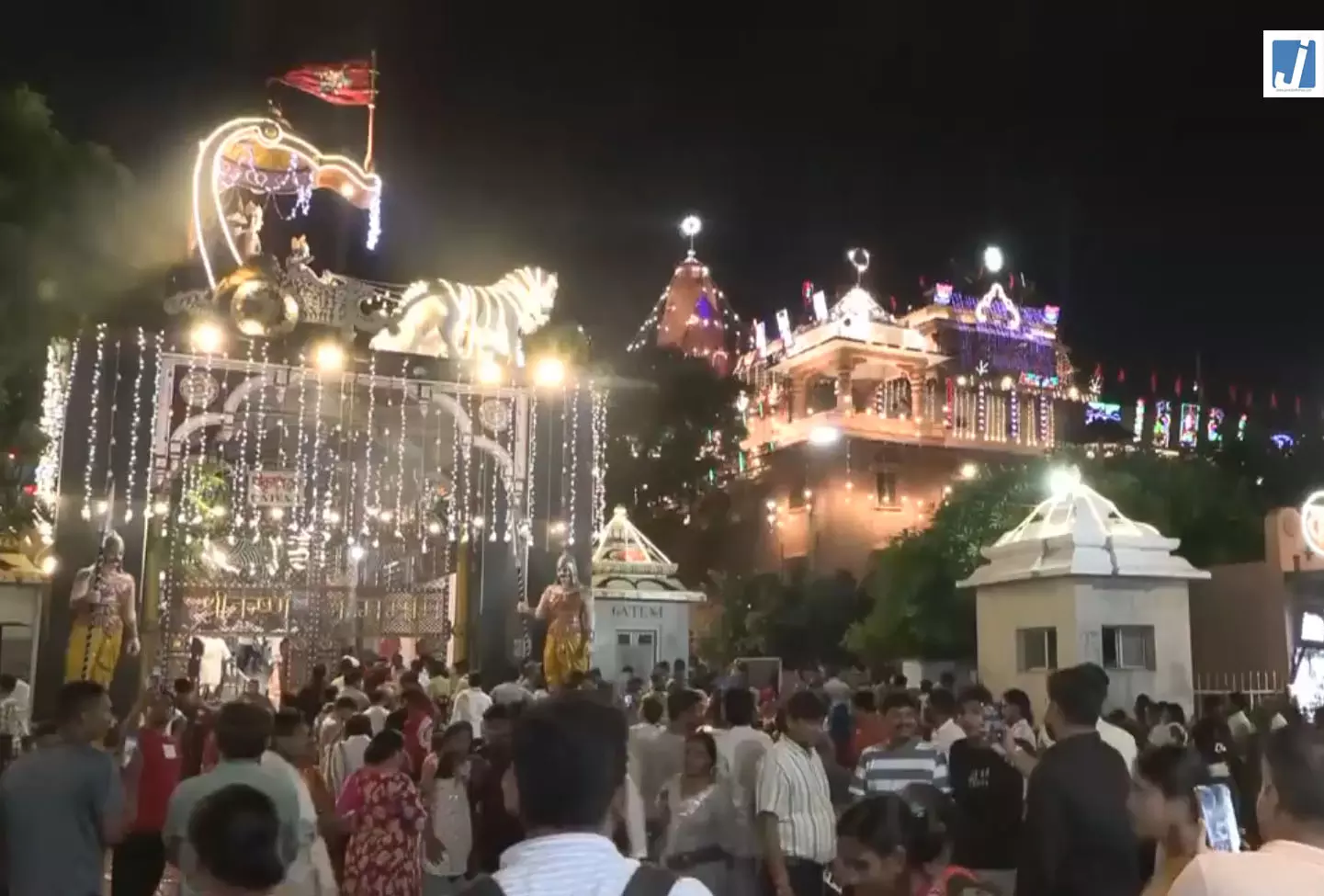 जन्माष्टमी से पहले श्रीकृष्ण जन्मभूमि में उमड़ा आस्था का सैलाब जन्माष्टमी से पहले श्रीकृष्ण जन्मभूमि में उमड़ा आस्था का सैलाब