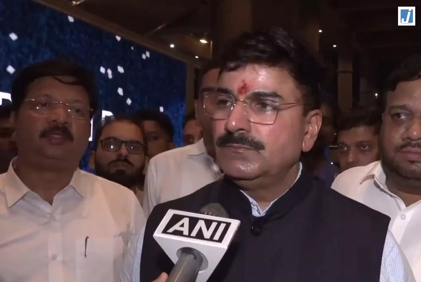 नेपाल से लौटे 54 भारतीय नागरिक मुंबई पहुंचे सुरक्षित वापसी पर खुशी नेपाल से लौटे 54 भारतीय नागरिक मुंबई पहुंचे सुरक्षित वापसी पर खुशी