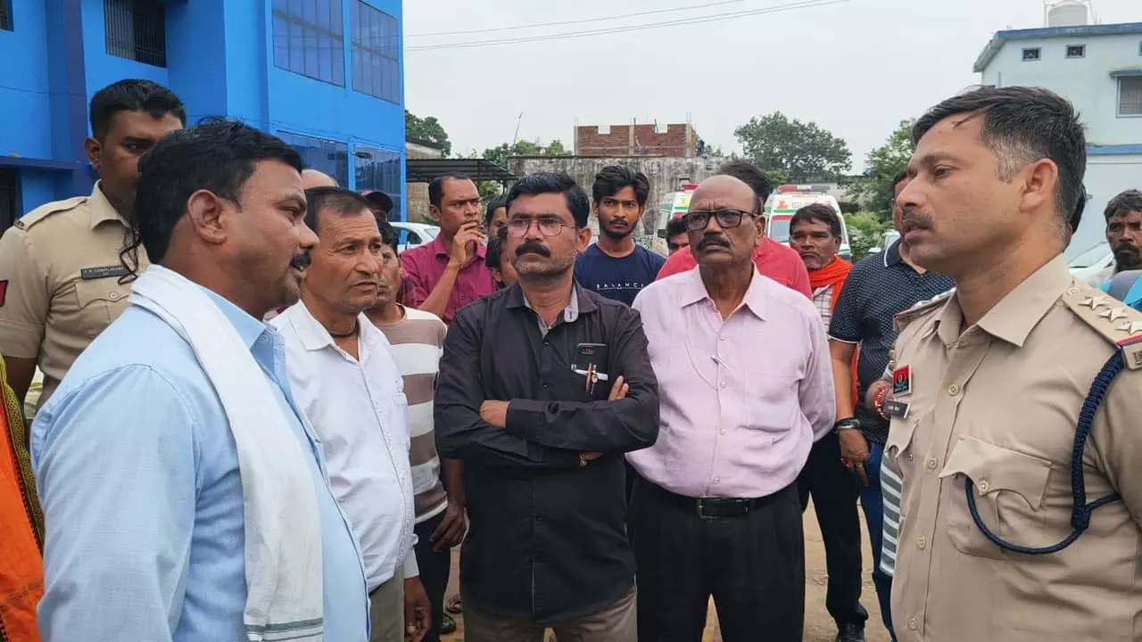 न्यू विस्टा सीमेंट प्लांट में मजदूर की मौत, मुआवजे और नौकरी की मांग न्यू विस्टा सीमेंट प्लांट में मजदूर की मौत, मुआवजे और नौकरी की मांग