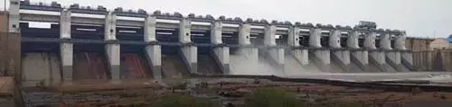 धमतरी में भारी बारिश से उफान पर नदियां, गंगरेल बांध के खुले 3 गेट धमतरी में भारी बारिश से उफान पर नदियां, गंगरेल बांध के खुले 3 गेट
