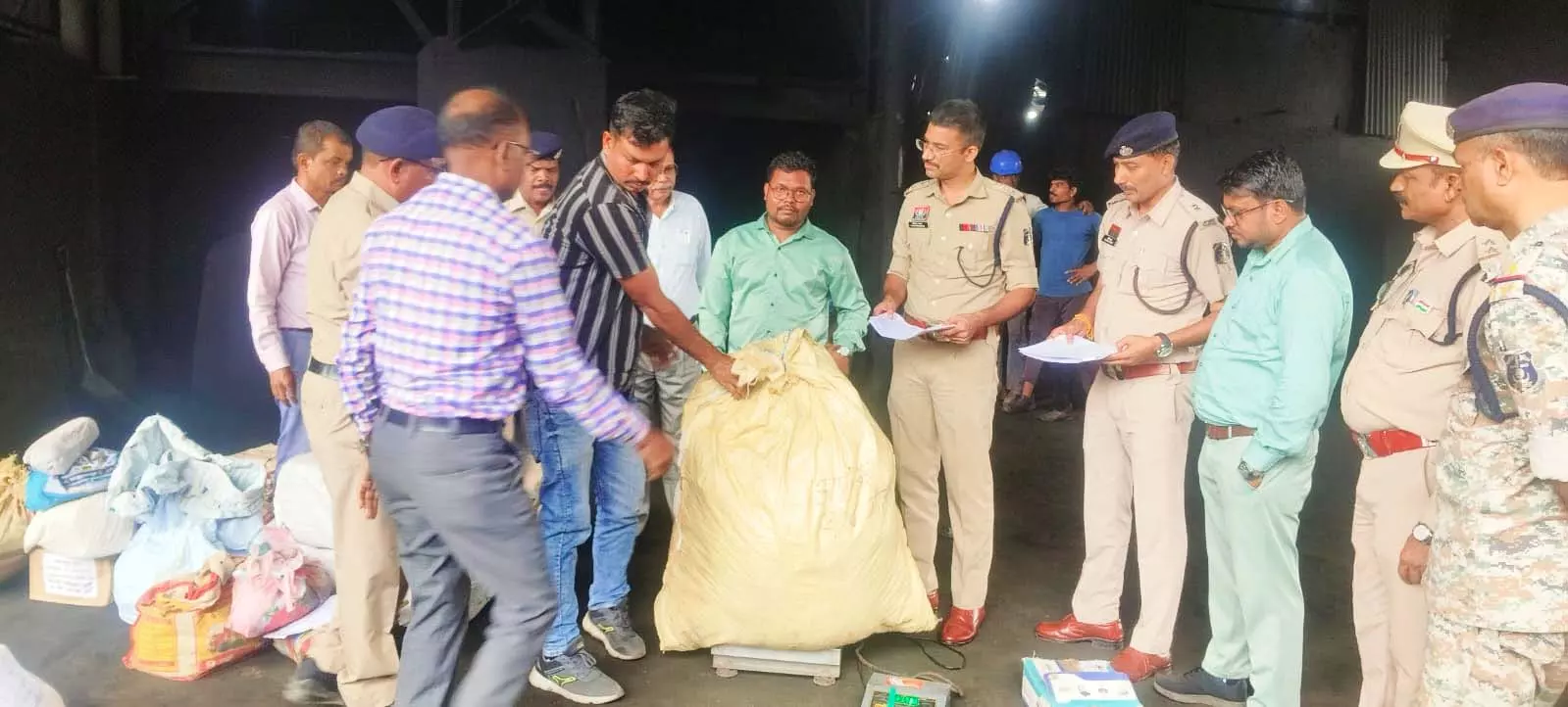नशे के अवैध कारोबार पर शिकंजा, कांकेर पुलिस ने जब्त मादक पदार्थों को किया नष्ट नशे के अवैध कारोबार पर शिकंजा, कांकेर पुलिस ने जब्त मादक पदार्थों को किया नष्ट