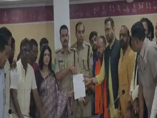 रायपुर में जलभराव पर युवक का वीडियो वायरल, महापौर पर आपत्तिजनक टिप्पणी को लेकर FIR की मांग रायपुर में जलभराव पर युवक का वीडियो वायरल, महापौर पर आपत्तिजनक टिप्पणी को लेकर FIR की मांग