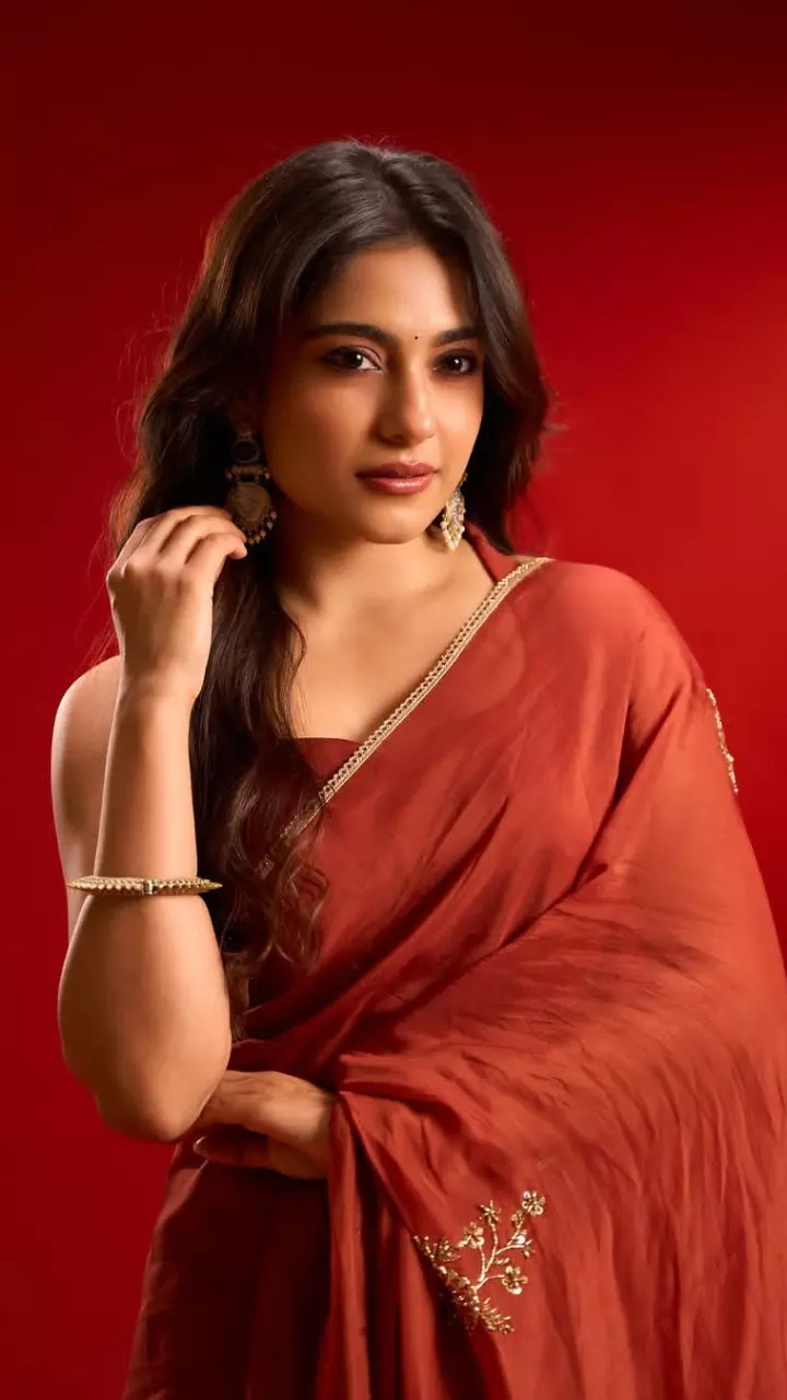 ट्रेडिशनल अंदाज में नजर आईं सोना ओलिकल ट्रेडिशनल अंदाज में नजर आईं सोना ओलिकल