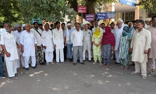 सिरसा मर्डर के 2 महीने बाद, नाराज़ परिजनों ने पुलिस की कार्रवाई न करने के ख़िलाफ़ विरोध प्रदर्शन किया। सिरसा मर्डर के 2 महीने बाद, नाराज़ परिजनों ने पुलिस की कार्रवाई न करने के ख़िलाफ़ विरोध प्रदर्शन किया।