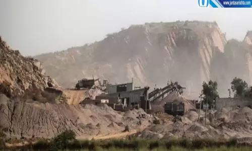 खनन मामले में हाई कोर्ट सख्त 50 मीटर से ज्यादा खुदाई की जांच के आदेश खनन मामले में हाई कोर्ट सख्त 50 मीटर से ज्यादा खुदाई की जांच के आदेश