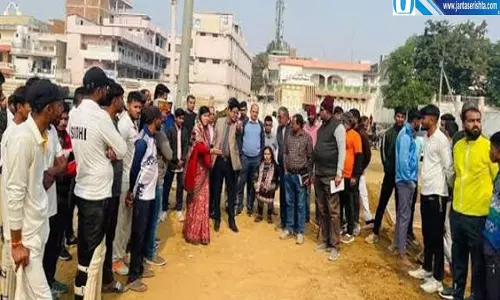रांची में 4 करोड़ के इंडोर स्टेडियम पर विवाद काम रोकने पहुंचे लोग