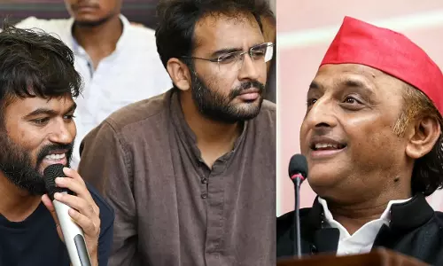कॉकरोच जनता पार्टी के प्रवक्ता आशुतोष रांका ने अखिलेश यादव से की मुलाकात