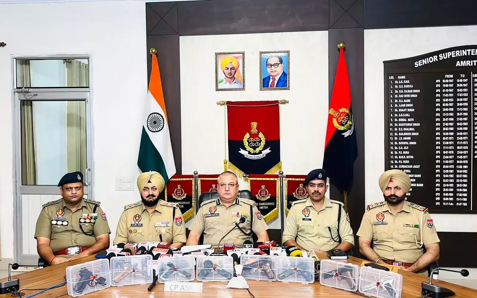 Amritsar: अमृतसर में पुलिस की बड़ी कार्रवाई, 8 पिस्तौल-103 कारतूस के साथ 2 गिरफ्तार Amritsar: अमृतसर में पुलिस की बड़ी कार्रवाई, 8 पिस्तौल-103 कारतूस के साथ 2 गिरफ्तार