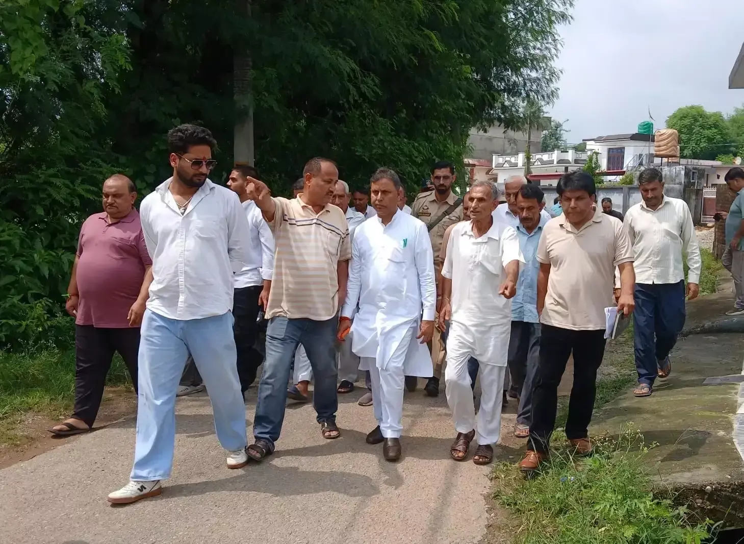 Kathua: भारी वाहनों से राहत के लिए थाना बदलने की मांग, विधायक ने दिए 25 लाख Kathua: भारी वाहनों से राहत के लिए थाना बदलने की मांग, विधायक ने दिए 25 लाख
