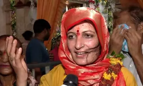 मथुरा में जन्माष्टमी पर भक्तों में जबरदस्त उत्साह, ढोल-नगाड़ों और भजनों से गूंज रही जन्मभूमि मथुरा में जन्माष्टमी पर भक्तों में जबरदस्त उत्साह, ढोल-नगाड़ों और भजनों से गूंज रही जन्मभूमि