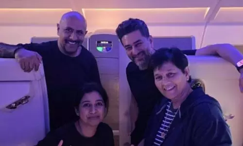 श्रेया घोषाल का फैन गर्ल मोमेंट, फ्लाइट में हुई फाल्गुनी पाठक से खास मुलाकात श्रेया घोषाल का फैन गर्ल मोमेंट, फ्लाइट में हुई फाल्गुनी पाठक से खास मुलाकात