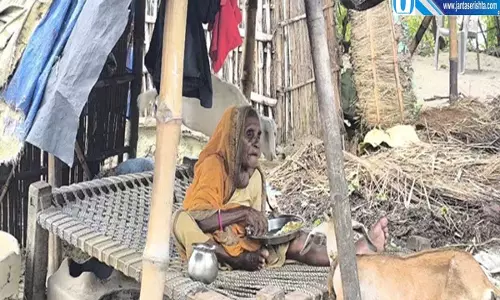 दो मंजिला मकान छोड़ा अब पन्नी के नीचे जिंदगी जीने की मजबूरी