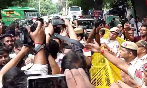कॉकरोच जनता पार्टी का संसद मार्ग थाने पर बड़ा प्रदर्शन, कॉकरोचों ने घेरा थाना, VIDEO कॉकरोच जनता पार्टी का संसद मार्ग थाने पर बड़ा प्रदर्शन, कॉकरोचों ने घेरा थाना, VIDEO